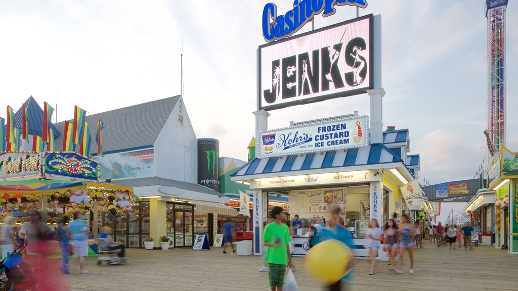 Casino Pier que incluye un festival y señalización