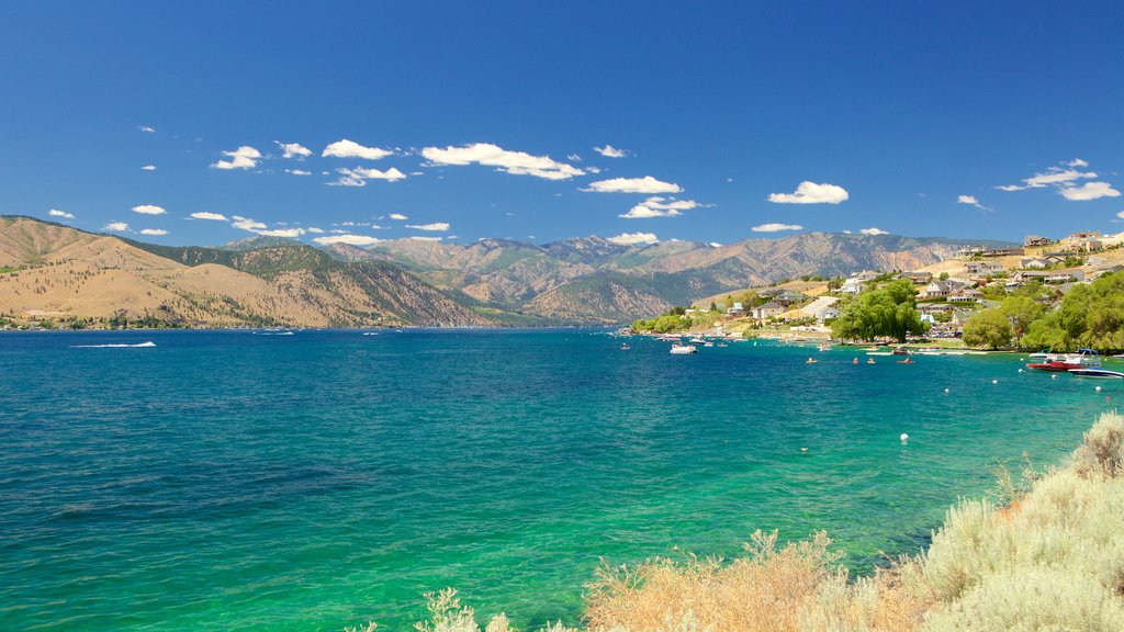 Lake Chelan ofreciendo vista general a la costa