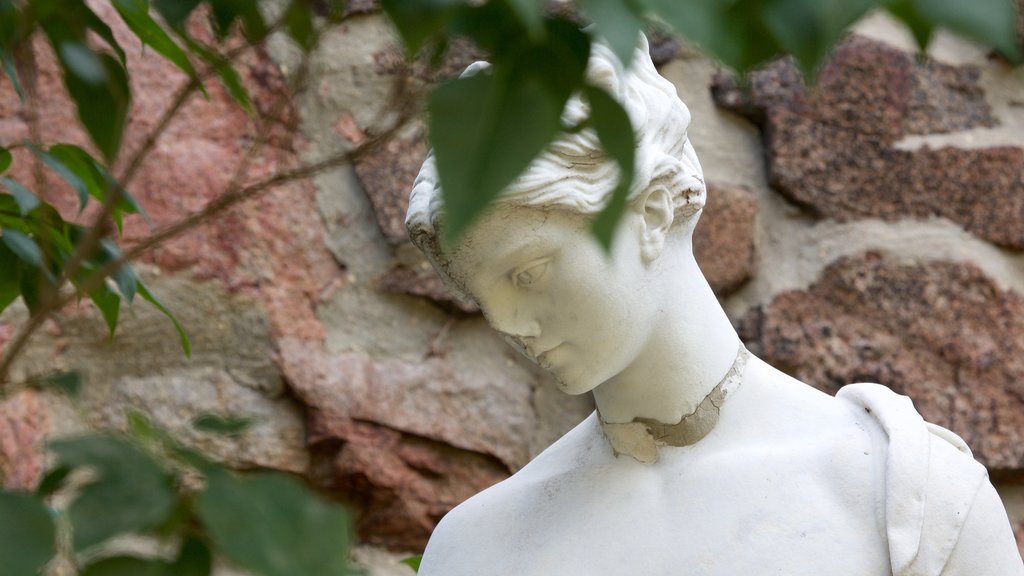 Jardines del Duque mostrando un parque y una estatua o escultura