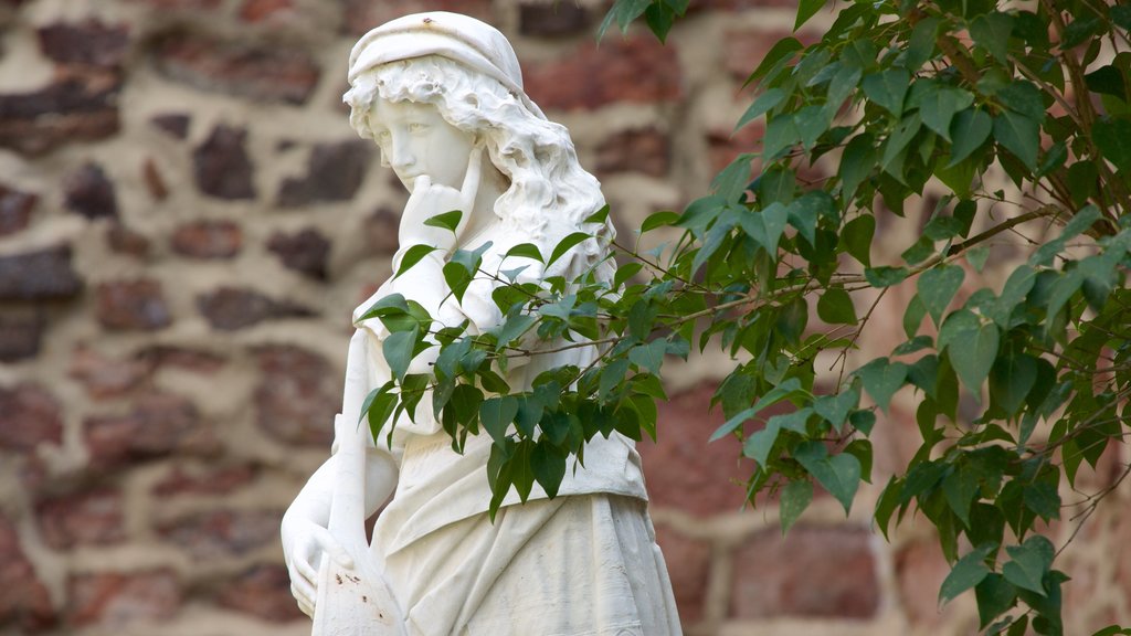 Duke Gardens montrant un jardin et une statue ou une sculpture