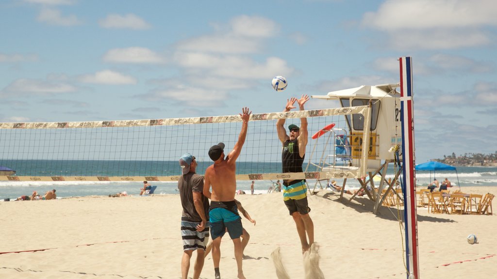 Pacific Beach Park caracterizando um evento desportivo e uma praia assim como um pequeno grupo de pessoas