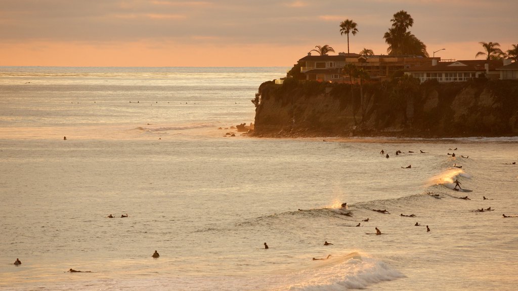 Parque de Pacific Beach ofreciendo una ciudad costera, surf y costa escarpada