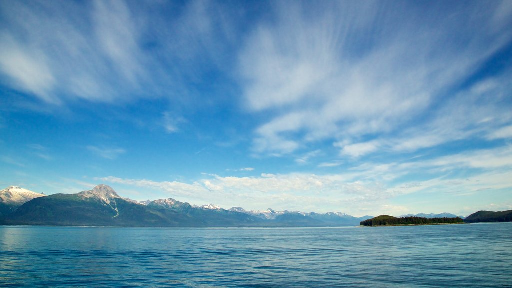 Juneau ofreciendo vista panorámica, un lago o espejo de agua y montañas