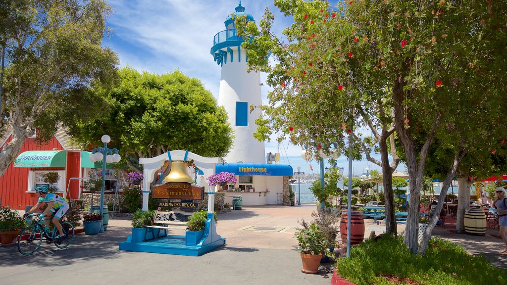 Marina del Rey showing a lighthouse