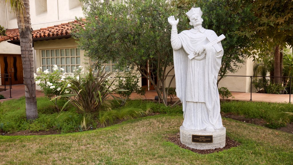 Burbank ofreciendo una estatua o escultura y un jardín