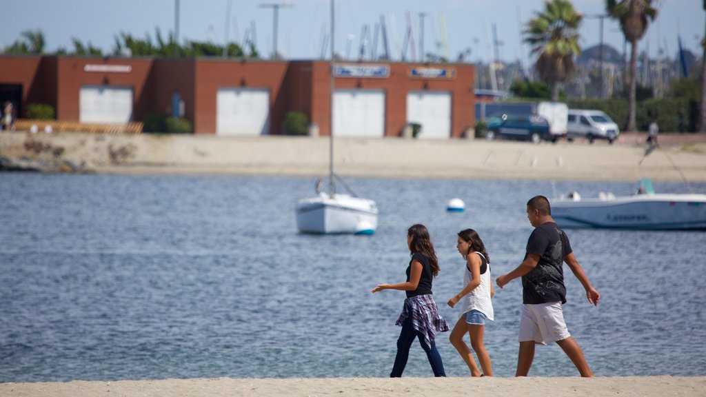 Mission Bay mostrando paisagens litorâneas assim como uma família