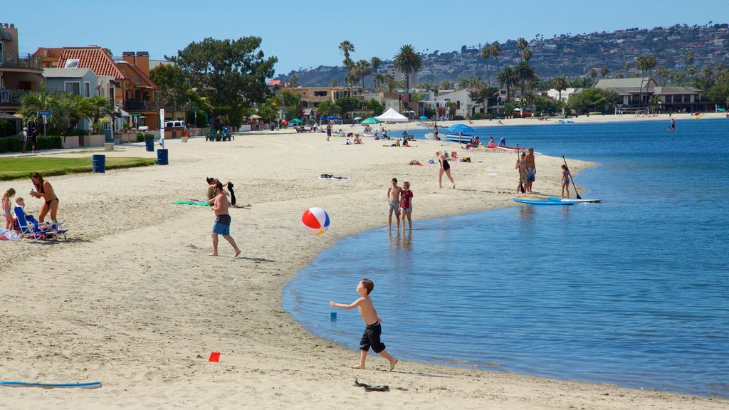 Mission Bay showing a sandy beach