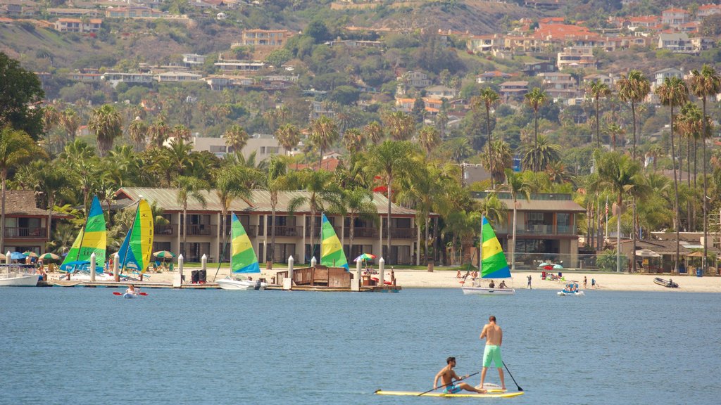 Mission Bay mostrando deportes acuáticos y vista general a la costa