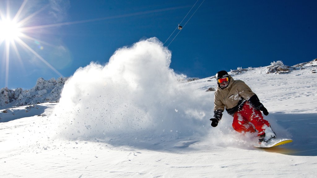 Mammoth Mountain Ski Resort mostrando nieve y snowboard