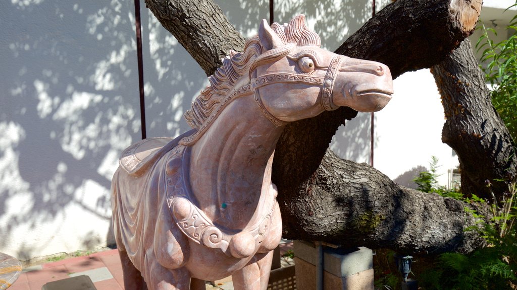 Chinatown mostrando una estatua o escultura