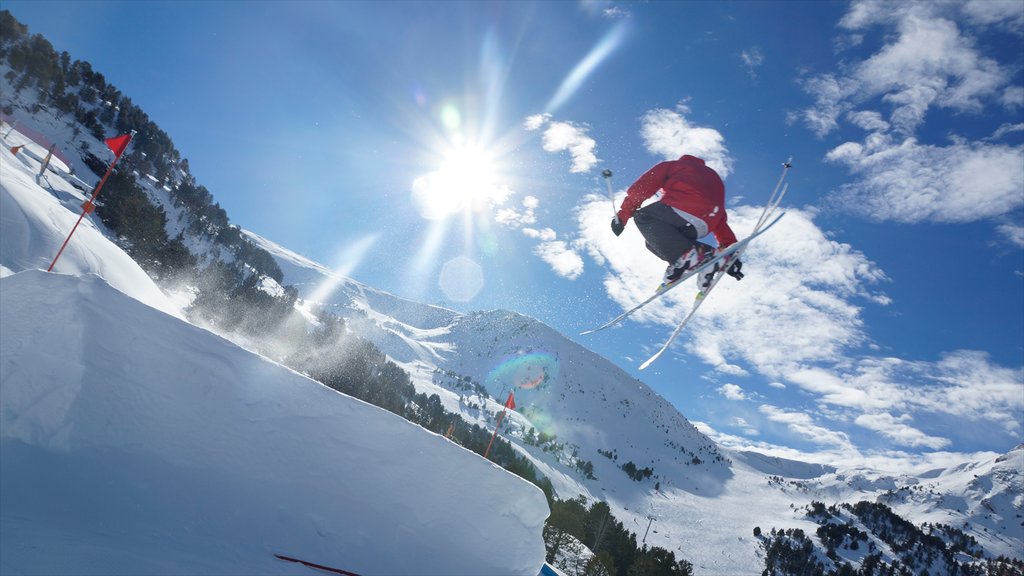 Área de esqui Encamp-Grandvalira mostrando esqui na neve e neve