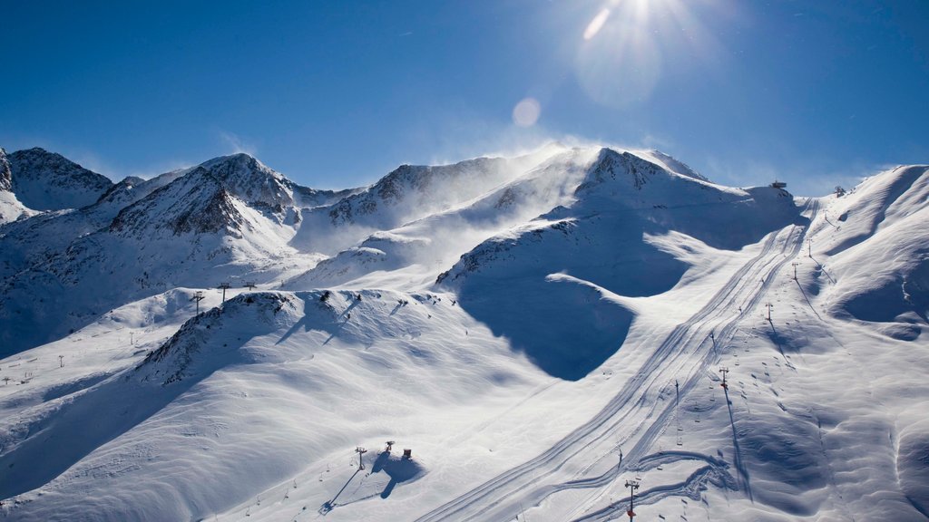 Zona de esquí de Encamp-Grandvalira mostrando montañas y nieve