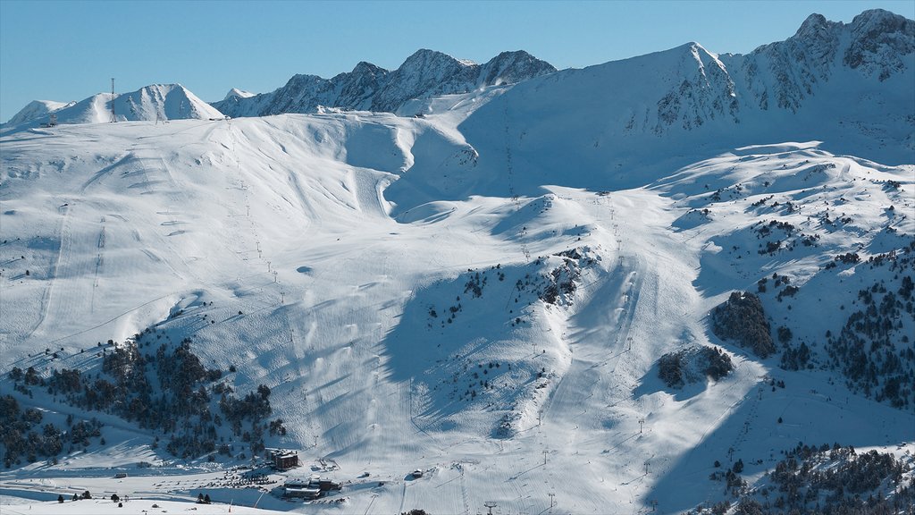 Área de esqui Encamp-Grandvalira caracterizando montanhas e neve