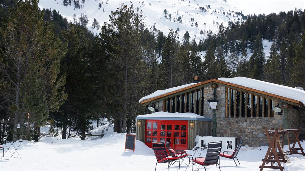 Encamp-Grandvalira skidort som visar caféer, snö och skogslandskap