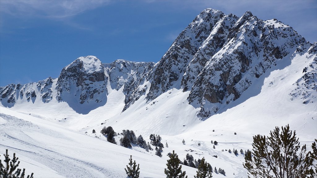 Encamp-Grandvalira skidort som visar berg och snö