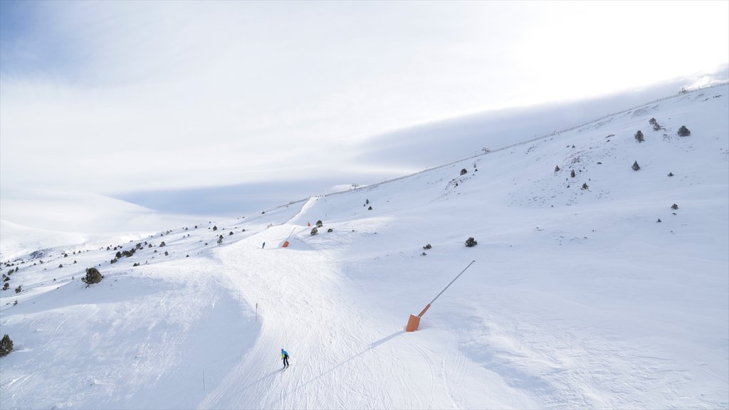 Área de esqui Encamp-Grandvalira mostrando montanhas e neve