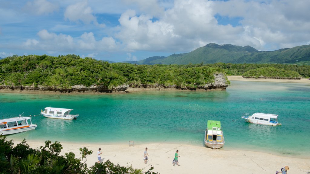 Kabira Bay Beach mettant en vedette plage et navigation