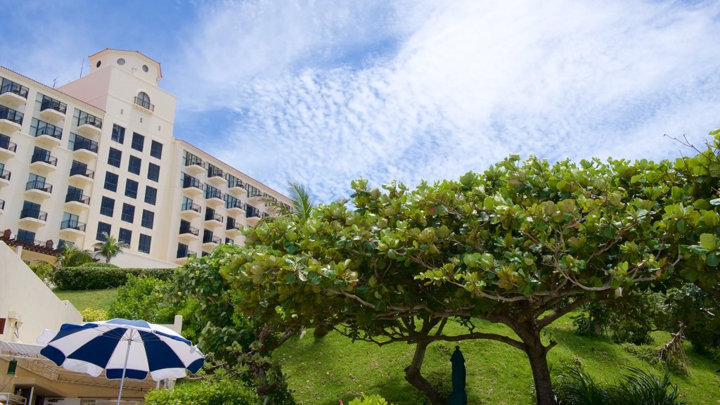 Playa Nirai ofreciendo una ciudad costera y un hotel