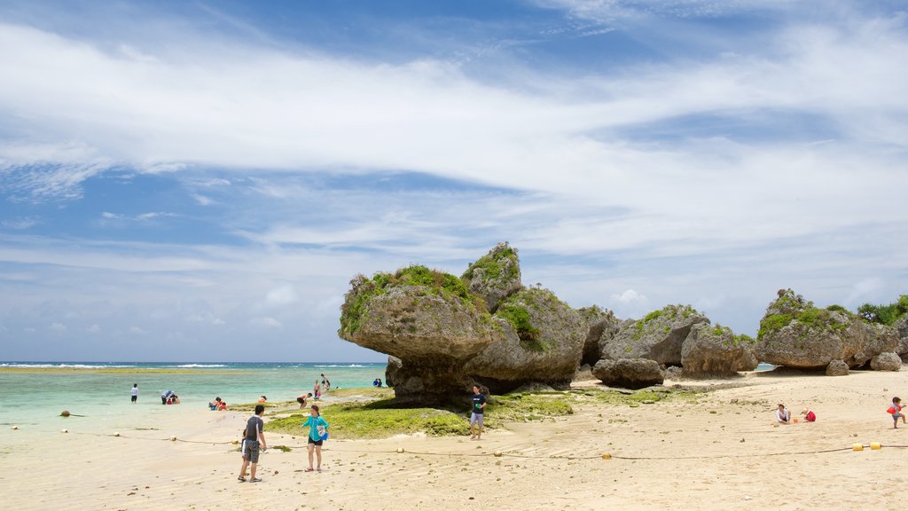 Playa Nirai ofreciendo una playa de arena y también niños