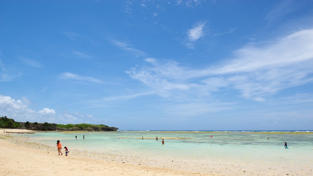 Playa Nirai mostrando una playa de arena y natación