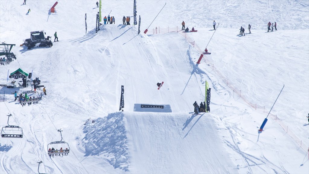 Estación de esquí de Formigal que incluye una góndola, snowboard y nieve