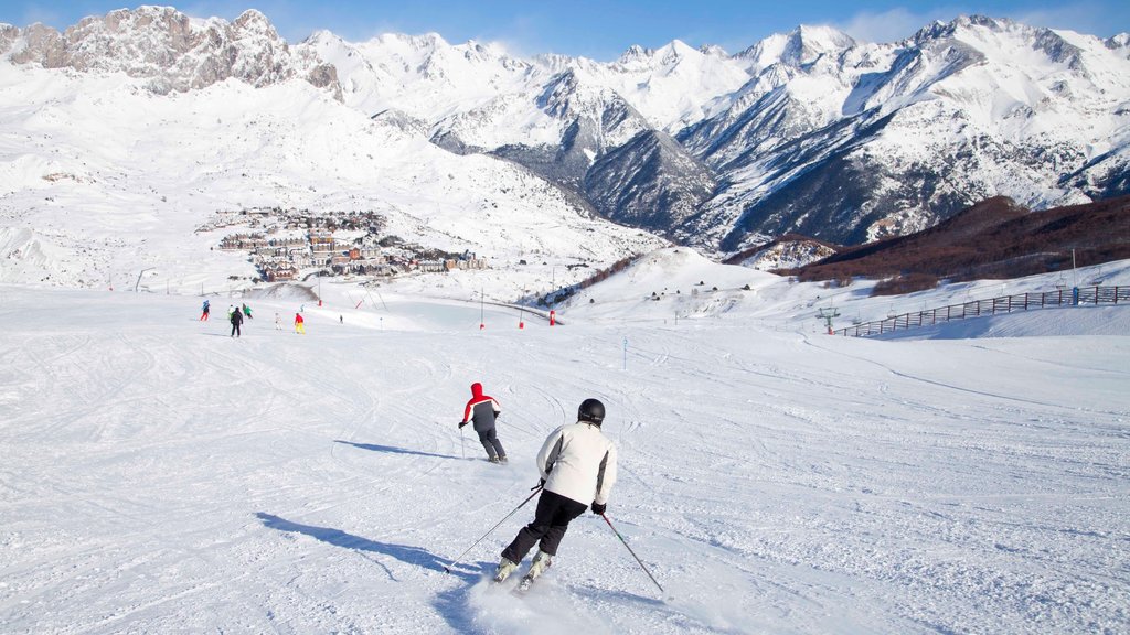 Estación de esquí de Formigal ofreciendo ski en la nieve, montañas y nieve