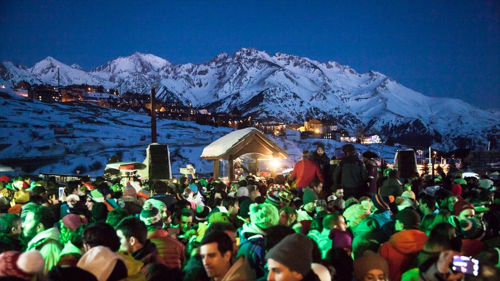 Estación de esquí de Formigal que incluye una pequeña ciudad o aldea, escenas de noche y nieve