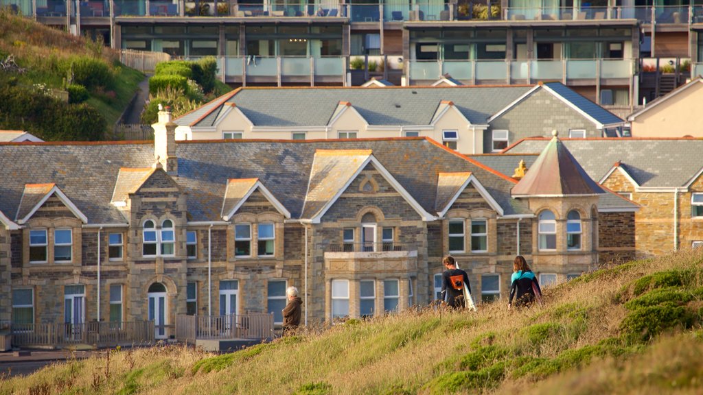 Watergate Bay mostrando uma casa e uma cidade litorânea