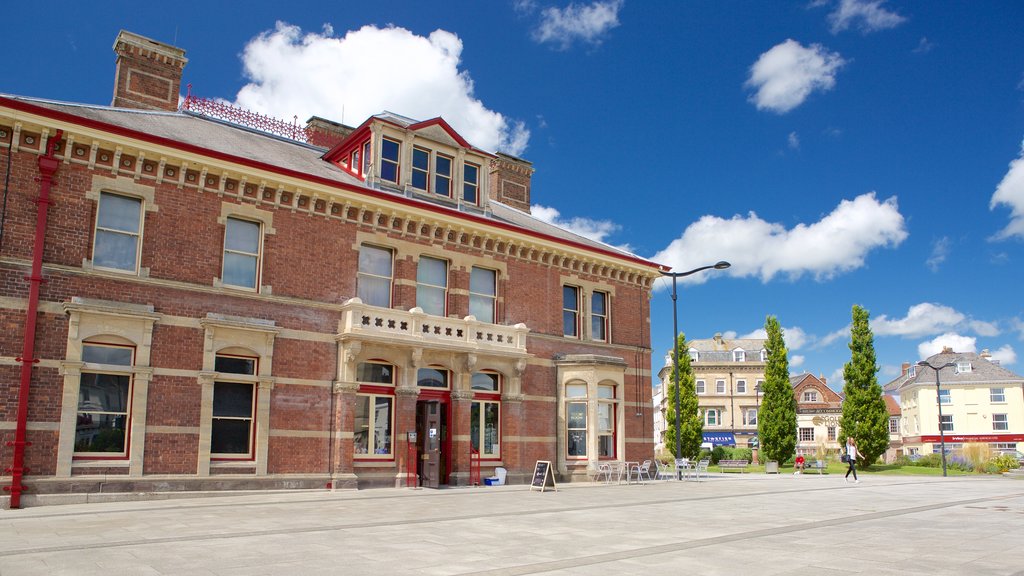 Barnstaple que incluye patrimonio de arquitectura y una pequeña ciudad o pueblo