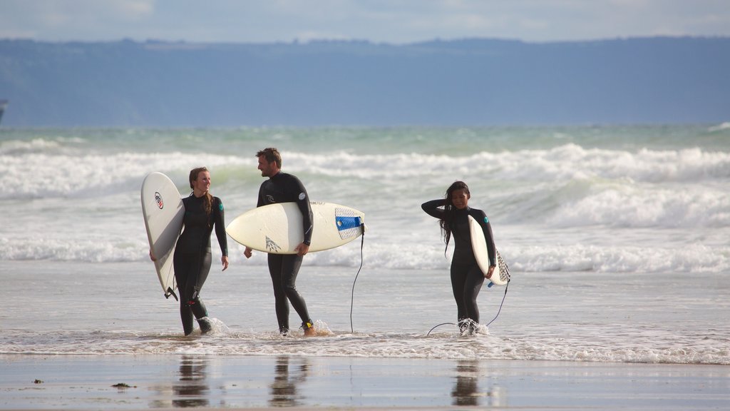 Croyde showing surf, a sandy beach and surfing