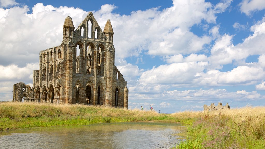 Abadía de Whitby que incluye arquitectura patrimonial y un río o arroyo