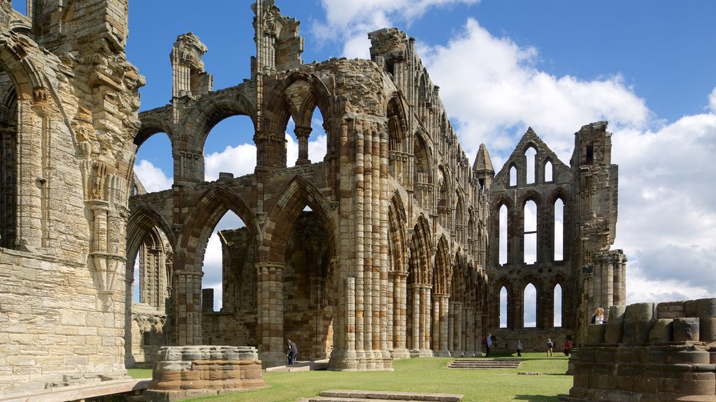 Whitby Abbey som inkluderer historisk arkitektur