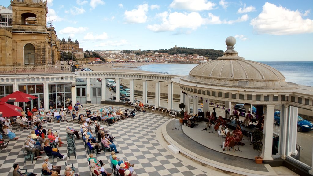 Scarborough Spa mostrando uma cidade litorânea, uma praia e arte performática