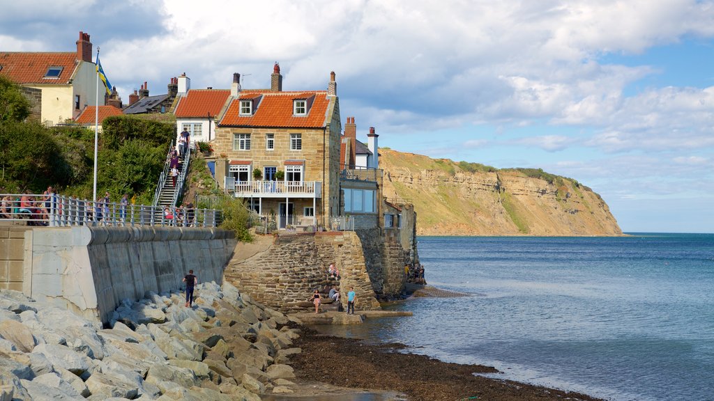 Robin Hood\'s Bay Beach que inclui uma cidade litorânea, paisagens litorâneas e litoral acidentado