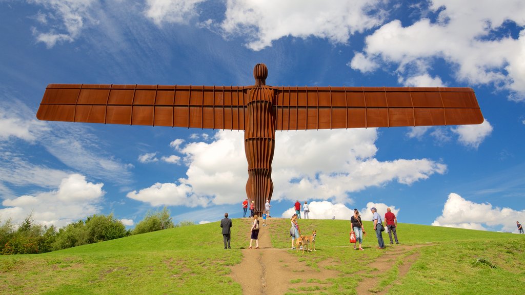 Angel of the North que inclui um monumento e linha do horizonte assim como um grande grupo de pessoas