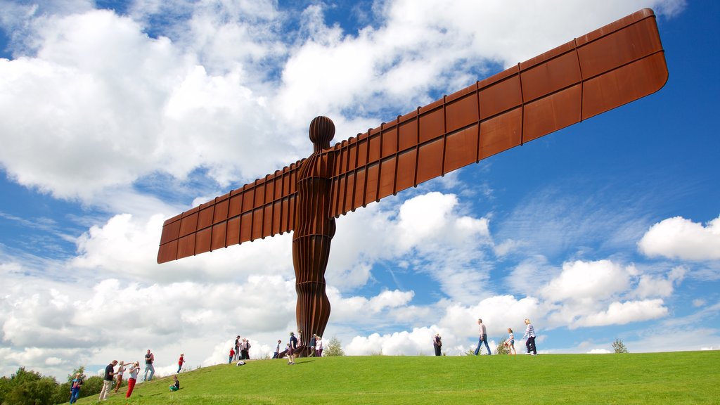 Angel of the North mostrando un monumento y jardín