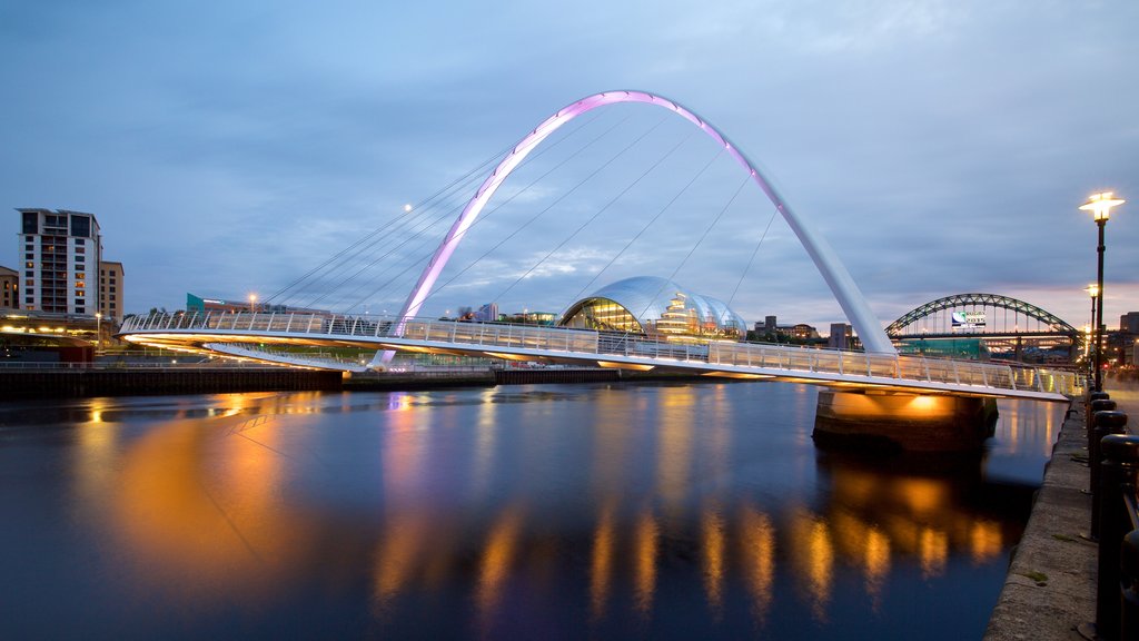 Jembatan Gateshead Millennium yang mencakup jembatan, pemandangan malam dan arsitektur modern