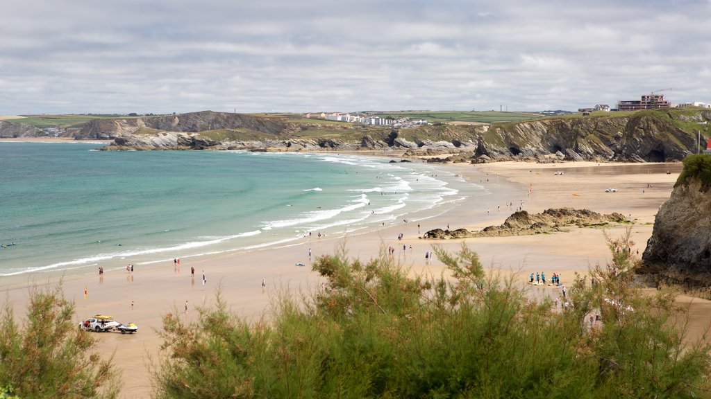 Newquay som omfatter en strand og udsigt over landskaber