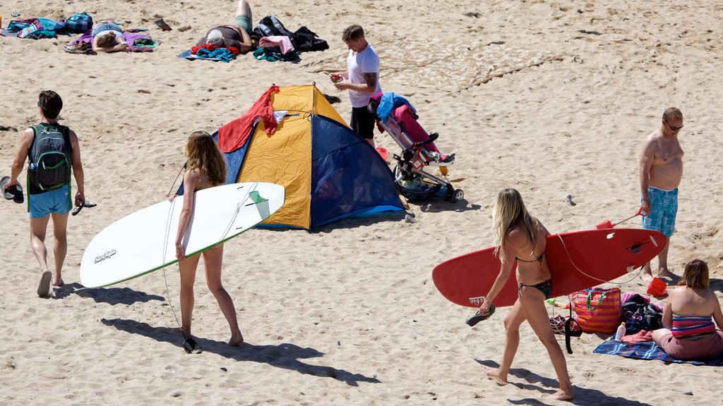 Fistral Beach caracterizando surfe e uma praia de areia