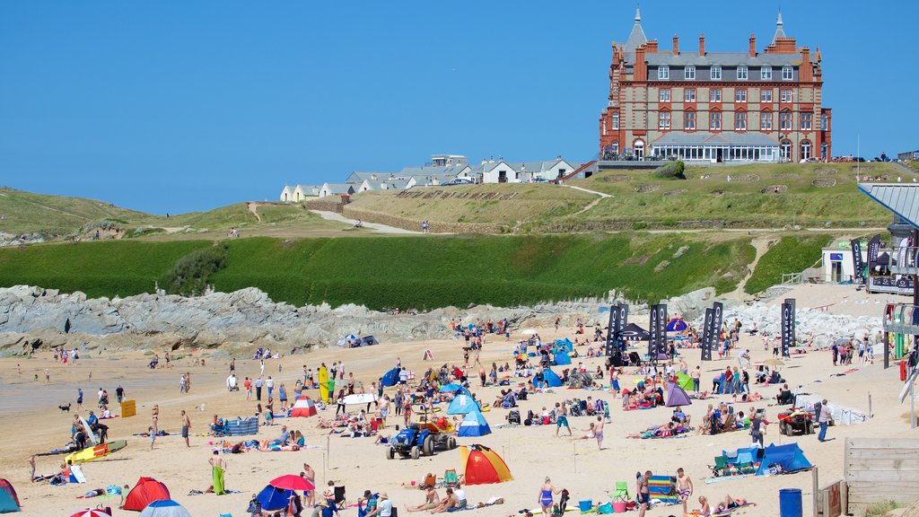 Playa de Fistral ofreciendo una ciudad costera y una playa y también un gran grupo de personas