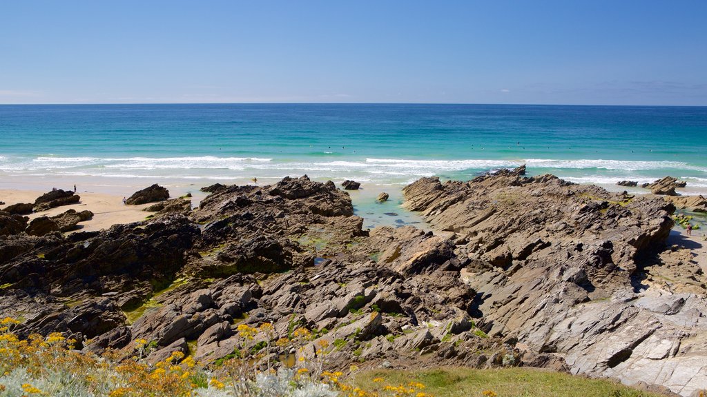 Pantai Fistral menampilkan pantai