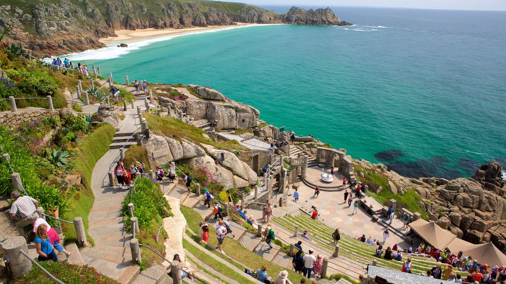 Minack Theatre mostrando vista general a la costa, vista y una ciudad costera