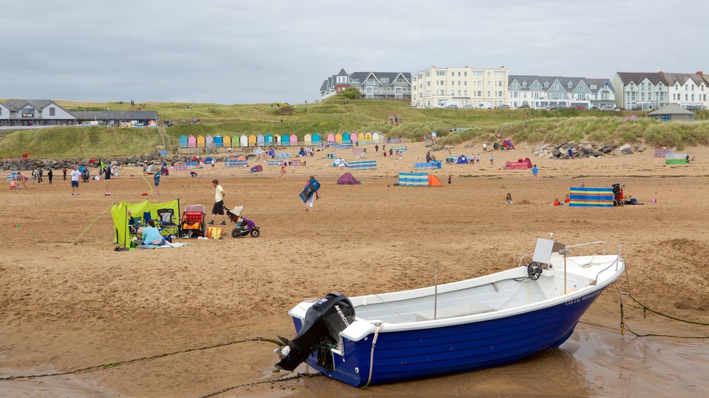 Bude Beach mit einem Bootfahren, Küstenort und Strand