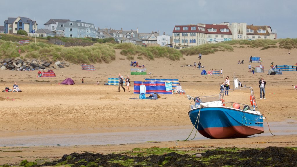 Playa de Bude mostrando una ciudad costera, una playa y paseos en lancha