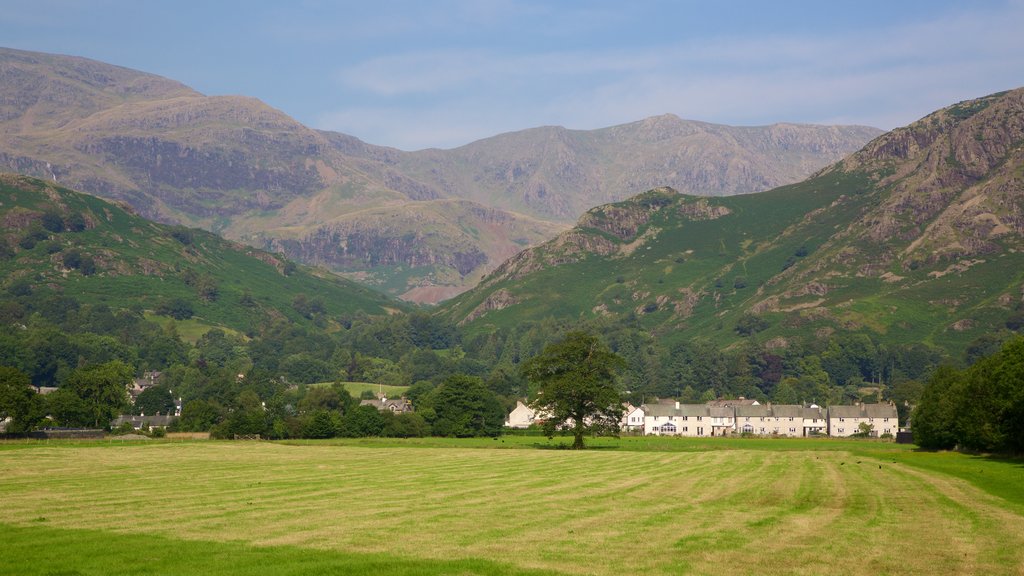 Coniston Water mostrando montagna e piccola città o villaggio