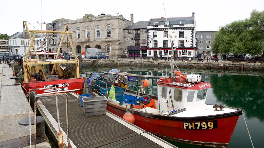 Plymouth mostrando una marina, una ciudad costera y paseos en lancha