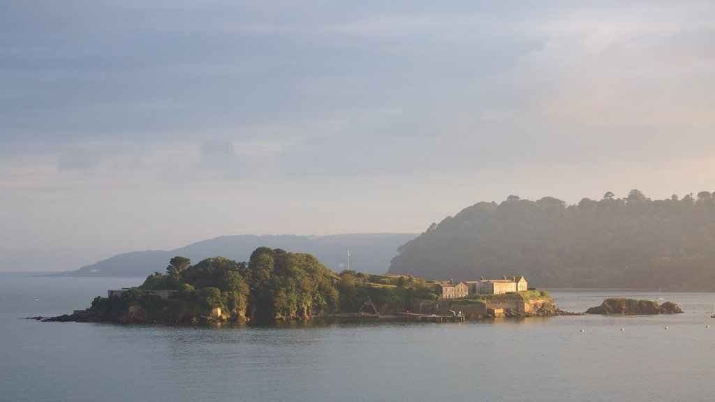 Plymouth menunjukkan pemandangan umum pantai, foto pulau dan kabut