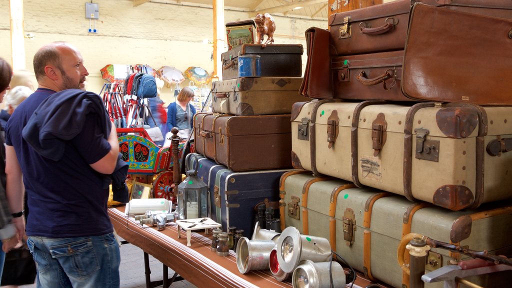 Mercado Pannier ofreciendo mercados y vistas interiores y también un hombre