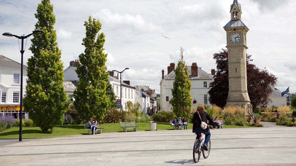 Barnstaple toont een klein stadje of dorpje, historische architectuur en fietsen