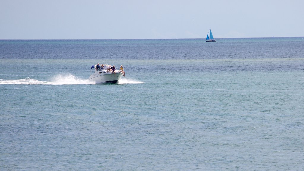 Exmouth ofreciendo botes y vista general a la costa